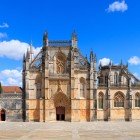 Veduta del Monastero di Santa Maria della Vittoria dalla piazza antistante a Batalha in Portogallo