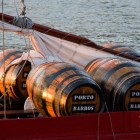 Dettagli dei barili di vino trasportati su barca sul fiume Douro nella città di Porto