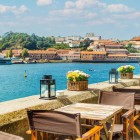 Vista di un caffè all'aperto sulle rive del fiume Douro a Porto, Portogallo