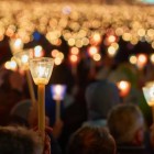 Candele serali durante una cerimonia religiosa in piazza a Fatima in Portogallo