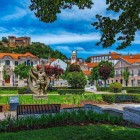 In prospettiva il castello di Leiria che sovrasta il centro storico di fatima in Portogallo