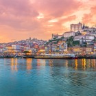 Vista del centro storico della città di Porto e dei barconi sul fiume Douro in Portogallo