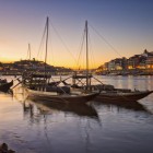 Il quartiere Ribeira sul fiume Douro e le tipiche barche tradizionali portoghesi Rabelos, dichiarate Patrimonio dell'Umanita dell'Unesco nella città di Porto