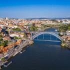 Vista aerea del Ponte Luis I della città di Porto sul fiume Douro in Portogallo