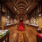 Vista dell'interno della storica Libreria Lello (Livraria Lello) a Porto in Portogallo