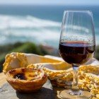 Bicchiere di vino Porto e dolcce paste de nata una torta tipica portoghese alla crema di uovo