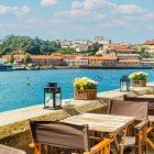 Vista di un caffè all'aperto sulle rive del fiume Douro a Porto, Portogallo