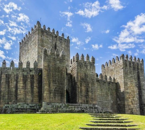 Castello di Guimarães costruito nel medioevo (X secolo)