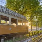 Tram storico giallo in legno 287 che si muove per le strade di Porto, simbolo della città