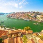 Vista aerea del Ponte Dom Luis I, del lungomare Ribeira e dello skyline di Oporto da Vila Nova de Gaia, Porto, Portogallo