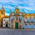 Cappella di San Francesco a Guimarães, eretta nel quattrocento, si presenta con un'ampia navata e decorazioni lignee dorate, e notevoli azulejos settecenteschi