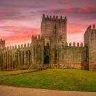 Veduta al tramonto del Castello di Guimarares risalente ad epoca medioevale, conosciuto anche con il nome di São Mamede