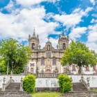 Mosteiro de Santa Marinha da Costa nata come piccola basilica, nel corso dei secoli diviene prima monastero, poi università di teologia e infine residenza privata, prima di diventare pousada