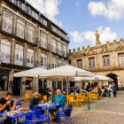 Piazza Oliveira Patrimonio Mondiale UNESCO nel Centro Storico di Guimarãesin Portogallo