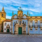 Cappella di San Francesco a Guimarães, eretta nel quattrocento, si presenta con un'ampia navata e decorazioni lignee dorate, e notevoli azulejos settecenteschi