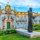 Cappella di San Francesco a Guimarães in evidenza la statua del Santo e la bellezza fogorante delle decorazioni delle azulejos