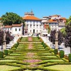 Igreja de Nossa Senhora da Consolação e Santos Passos XVI secolo. Sita in Largo da Republica do Brasil a Guimarães è un esempio molto bello del barocco portoghese e si distingue per il bellissimo giardino ricco di fiori e colori