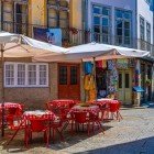 Vista di una strada stretta medioevale nel centro storico di Guimarães in Portogallo