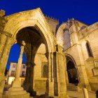 Padrão do Solado un bellissimo e ben conservato portico gotico, dichiarato Monumento Nazionale. Si trova nel centro storico di Guimarães in Portogallo di fronte alla Chiesa di Nossa Senhora da Oliveira, fu eretto per commemorare la battaglia di Solado (1340)