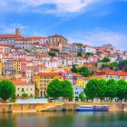 Vista dal fiume Mondego del centro storico della città di Coimbra in Portogallo