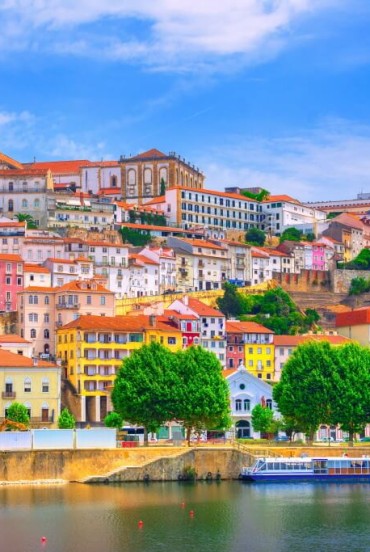 Vista dal fiume Mondego del centro storico della città di Coimbra in Portogallo