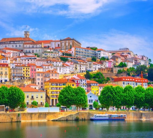 Vista dal fiume Mondego del centro storico della città di Coimbra in Portogallo