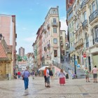 Vista del centro di Coimbra, da notare l'architettura delle antiche case dai profili molto stretti ora occupate per la maggior parte da antichi caffè