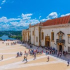 Università di Coimbra, vista della piazza e degli esterni con il fiume Mondego sullo sfondo