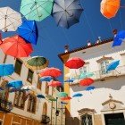 Évora, una tipica piazza della città ricoperta da ombrelli colorati fluttuanti