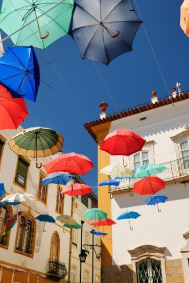 Évora, una tipica piazza della città ricoperta da ombrelli colorati fluttuanti