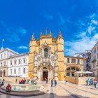 Piazza ed esterni della chiesa della Santa Croce nella città di Coimbra in Portogallo