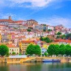 Vista dal fiume Mondego del centro storico della città di Coimbra