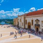 Università di Coimbra, vista della piazza e degli esterni con il fiume Mondego sullo sfondo