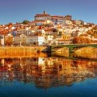 Vista di Coimbra e della cittadella universitaria posta in alto. Fondata nel 1220 l'università è la più antica del Portogallo