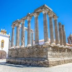 Tempio Romano di Evora in stile corinzio costruito nel I secolo D.C. situato vicino alla Cattedrale nel centro storio della città (Patirimonio dell'Umanità UNESCO)