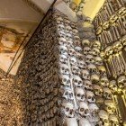 Capela dos Ossos all'interno della Chiesa di São Francisco, contiene oltre 5000 scheletri usati riesumati da 5 cimiteri della città, usati anche come elementi architettonici e decorativi