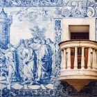 Igreja da Misericórdia chiesa barocca non lontana dal centro storico di Evora, nella regione di Alentejo in Portogallo. Nel dettaglio una raffigurazione realizzata con le azulejos, le famose e tipiche piastrelle portoghesi