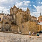 La Sé di Évora è una chiesa fortificata dal tracciato gotico ed è la più grande Cattedrale del Portogallo. Al suo interno un ricco tesoro custodito nel Museo di Arte Sacra con pezzi di inestimabile valore