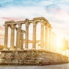 Il Tempio Romano di Évora in Portogallo al tramonto (Patrimonio dell'Umanità UNESCO) edificato circa 2000 anni fa, è uno dei simboli della città