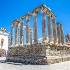 Tempio Romano di Evora in stile corinzio costruito nel I secolo D.C. situato vicino alla Cattedrale nel centro storio della città (Patirimonio dell'Umanità UNESCO)