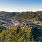 Vista aerea con drone di Castelo de Vide in Alentejo, Portogallo, dalle montagne Serra de São Mamede