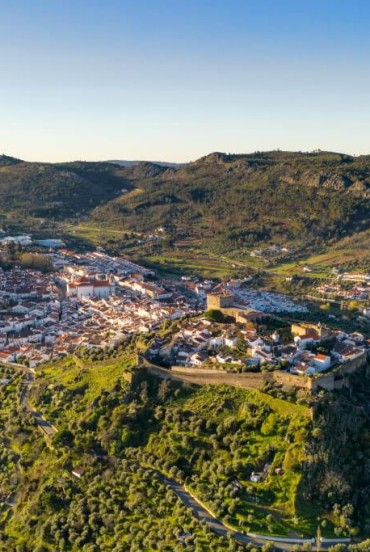 Vista aerea con drone di Castelo de Vide in Alentejo, Portogallo, dalle montagne Serra de São Mamede