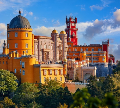 Il Castello dei Mori (Castel dos Mouros) fu costruito durante la dominazione moresca tra VIII e il XII secolo nel distretto di Sintra, oggi Patrimonio dell'Umanità UNESCO