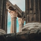 Il Tempio Romano di Évora in Portogallo, (Patrimonio dell'Umanità UNESCO), costruito con i canoni architettonici greci conosciuti come esastilo e periptero