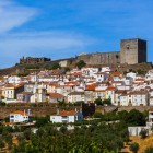 Veduta del maestoso Castello De Vida e del borgo di bellissime case bianche medievali da cui prende il nome