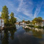 L'architettura odierna delle case di Tomar lungo il fiume Nabão in Portogallo