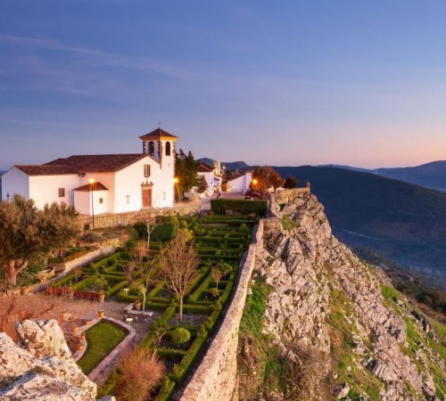 Il Castello di Marvão al tramonto, un piccolo e pittoresco borgo nell'Alentejo in Portogallo dal quale si gode din una vista spettacolare del paesaggio