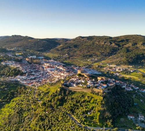 Vista aerea con drone di Castelo de Vide in Alentejo, Portogallo, dalle montagne Serra de São Mamede