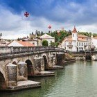 Il centro della città di Tomar, nel distretto di Santarém in Portogallo. In risalto il fiume he la attraversa Nabão, affluente del Zêzere