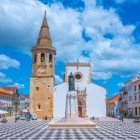 L’Igreja de São João Baptista, chiesa a tre navate e  portale in stile maunelino. Situata in pieno centro storico nella città di Tomar in Portogallo, fu edificata nel XV secolo e ricostruita nel XVI